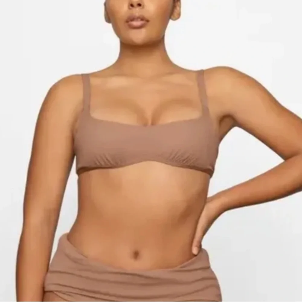 SKIMS SCULPTING SWIM RUCHED LINED BIKINI TOP SIENNA
